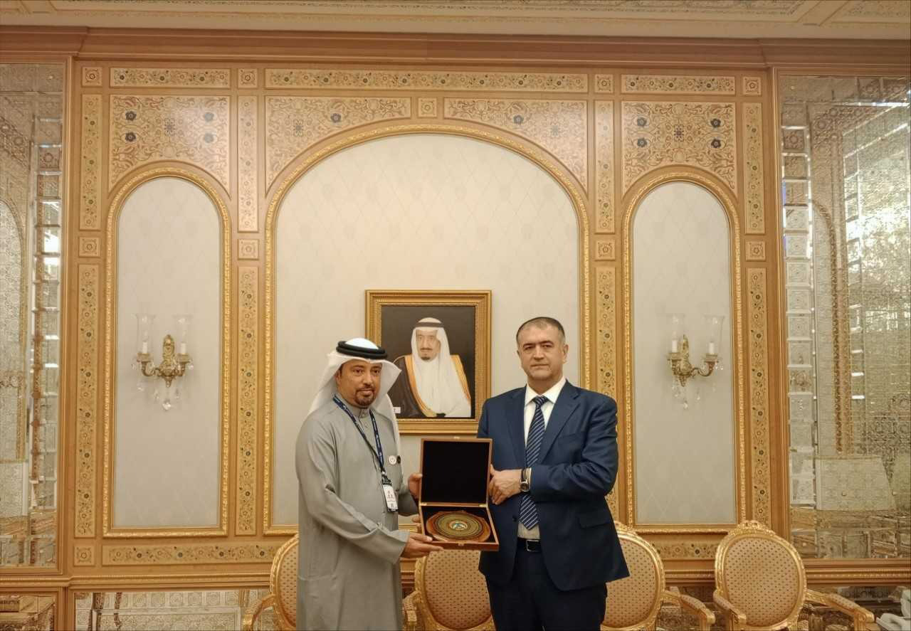 على هامش مؤتمر الزكاة والضريبة والجمارك بالرياض .. رئيس الجمارك يلتقي برئيس هيئة الجمارك بجمهورية طاجيكستان<